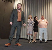 Regisseur Tommy Krappweis hatte nach der Premiere zahlreiche Gäste auf die Bühne des ARRI Kinos geladen (©Foto: Martin Schmitz)